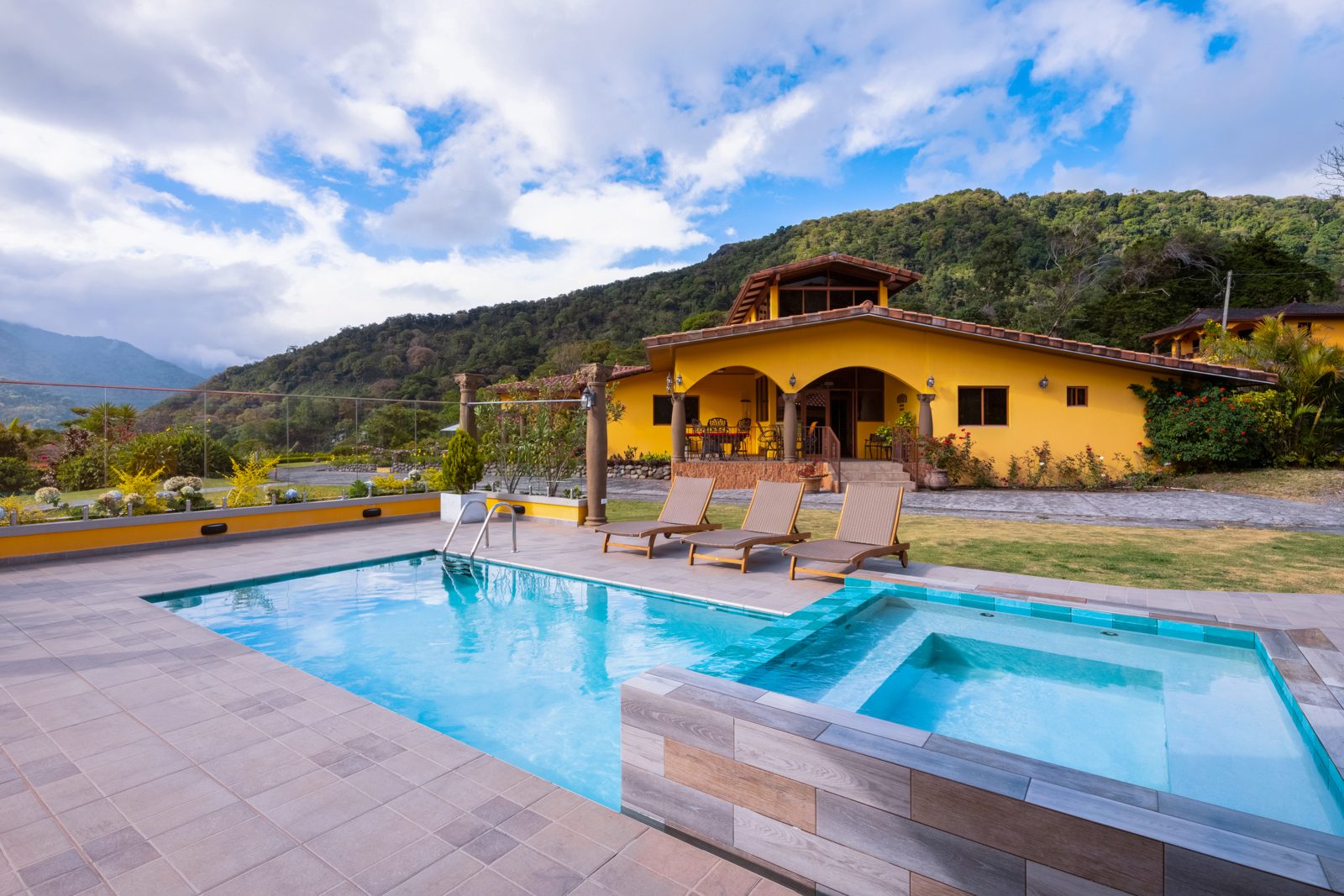 The pool and hot tub at Los Establos with the Boquete mountains behind